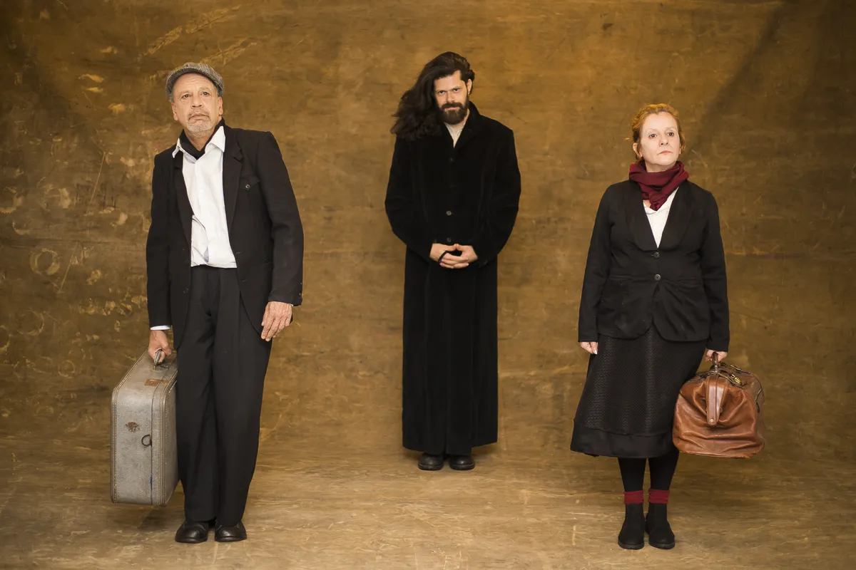 AS CADEIRAS: ALGUÉM VAI VIR