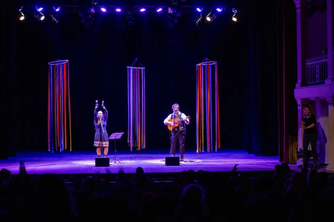 QUEM NÃO DANÇA BALANÇA A CRIANÇA