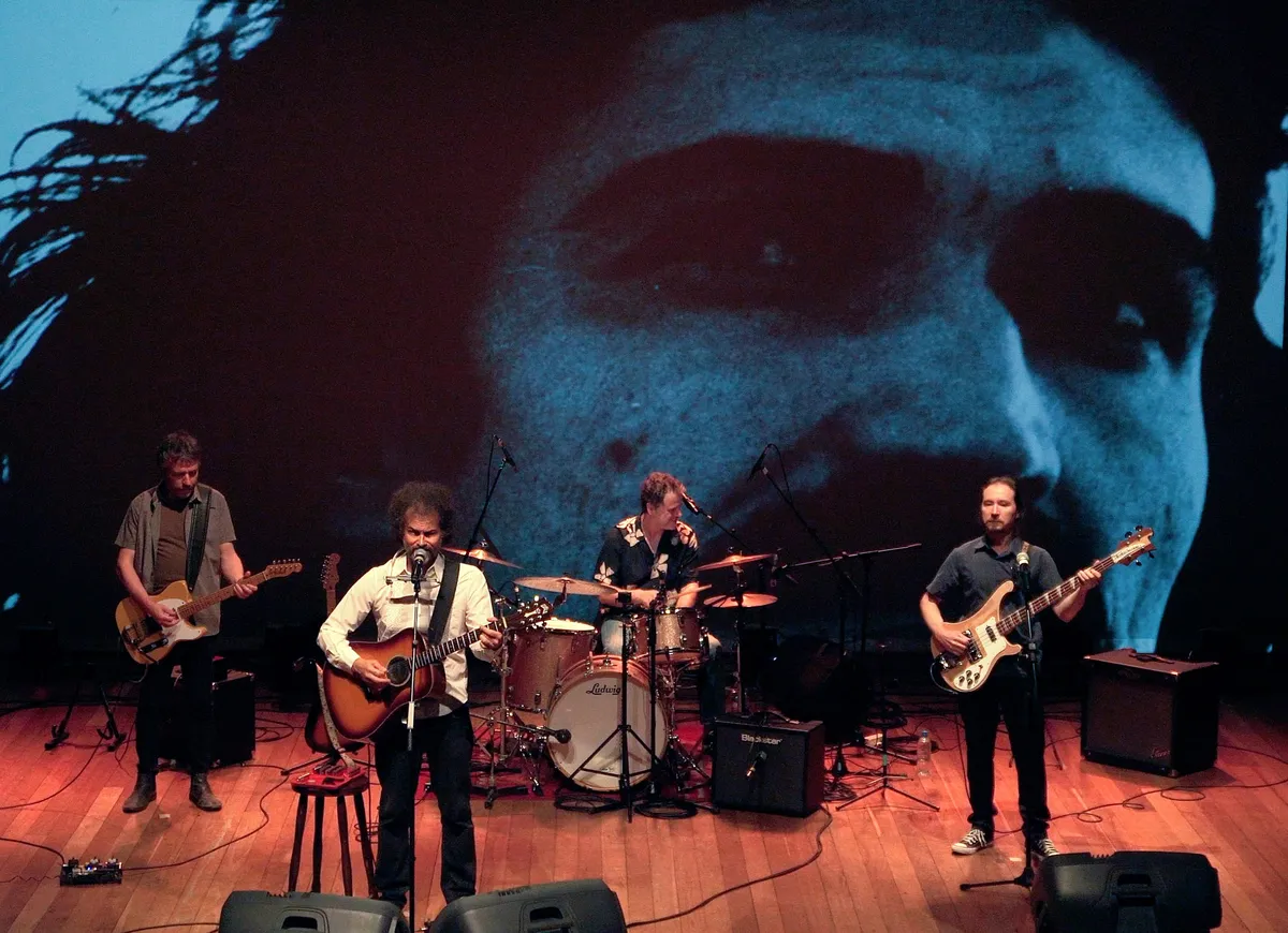 COMENTÁRIOS A RESPEITO DE BELCHIOR