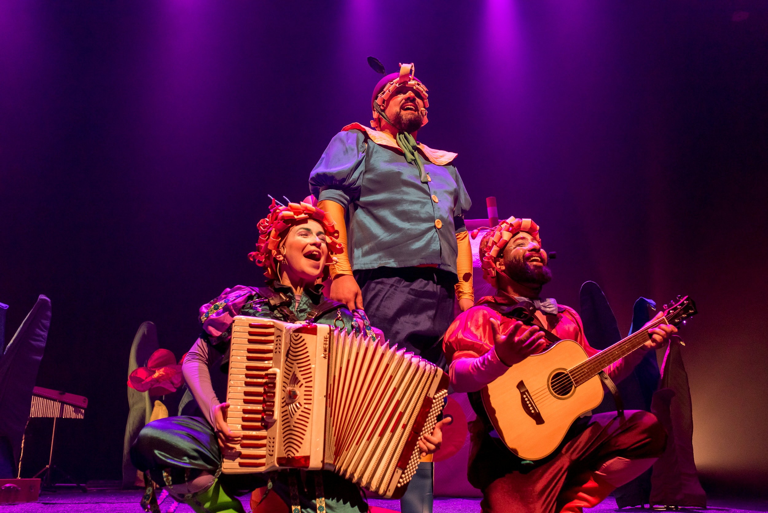 A CIGARRA E A FORMIGA, UMA HISTÓRIA DE BESOURO SHAKESPEARE